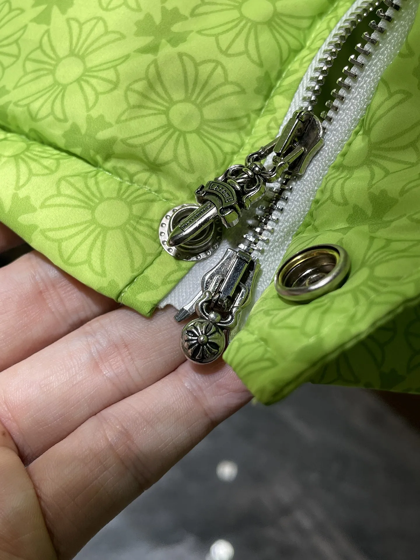 P676 Chrome Hearts ❄️Winter Down Jacket Series❄️ Chrome Hearts Dark Pattern Series Fluorescent Green Down Jacket is on sale at the counter at the same time❤ The best Guangzhou Inspection and National Standard 90 down jacket on the market! ! The world’s highest fluffiness of 900D! ! High standard and sufficient down filling! ! Exterior windproof and waterproof dark pattern custom fabric, interior high-grade dark pattern lining fabric to prevent lint, original hardware molding, exquisite craftsmanship details, can be casual or formal ✨ Slim fit and not bloated Recommended color: Customized dark pattern fluorescent green series Code number: S, M, L, XL